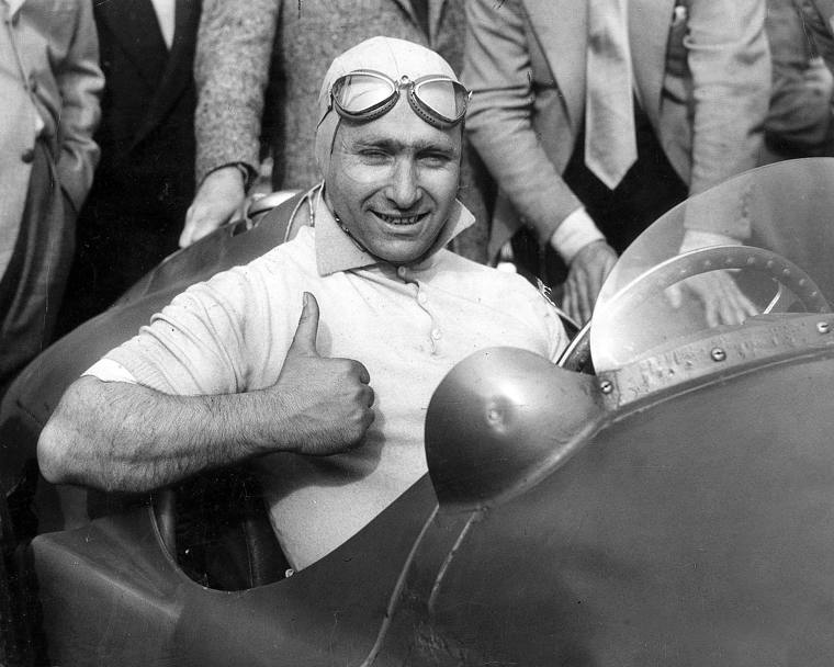 Juan Manuel Fangio (1911-1995)  stato per 47 anni e fino all’arrivo di Schumacher il primatista di titoli mondiali piloti vinti di Formula Uno: 5 (nel 1951 e dal 1954 al 1957). Ha corso su Alfa Romeo, Maserati, Mercedes e Ferrari. A 46 anni passati  stato il pi anziano vincitore di un titolo mondiale.